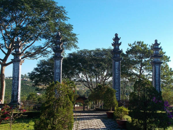 Cổng vào tu viện. Ảnh: phuot Cổng vào tu viện. Ảnh: phuot