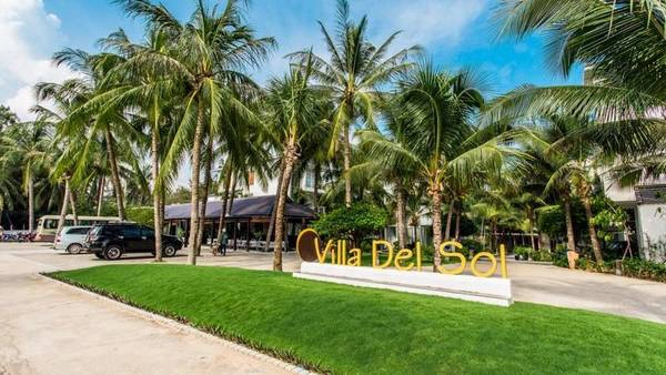 Villa Del Sol Beach Villas & Spa gây ấn tượng bởi được phủ xanh bằng những hàng dừa. Villa Del Sol Beach Villas & Spa gây ấn tượng bởi được phủ xanh bằng những hàng dừa.