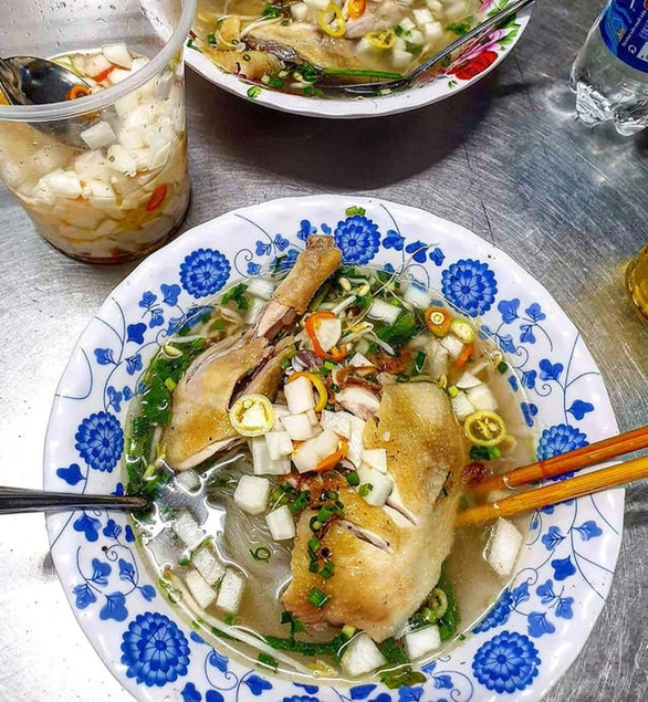 Hủ tiếu gà Bà Năm