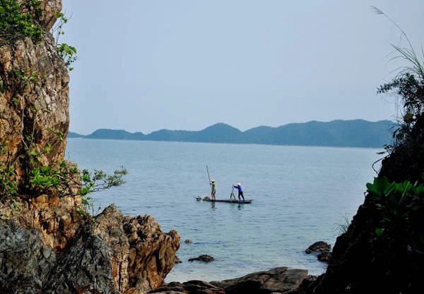 Hòn đảo nhỏ yên bình dưới nắng sớm. Ảnh: Tuệ Trung Hòn đảo nhỏ yên bình dưới nắng sớm. Ảnh: Tuệ Trung