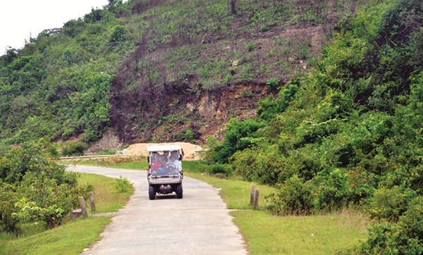 Con đường bê tông 15km mới hoàn thiện để phục vụ cho bà con trên đảo cũng như du khách. Con đường bê tông 15km mới hoàn thiện để phục vụ cho bà con trên đảo cũng như du khách.