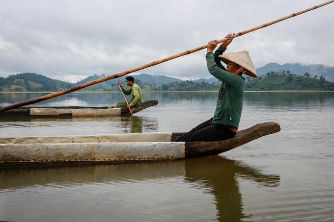 Du thuyền độc mộc là lựa chọn lý tưởng để du khách có thể khám phá những thảm thực vật phong phú ven hồ. Du thuyền độc mộc là lựa chọn lý tưởng để du khách có thể khám phá những thảm thực vật phong phú ven hồ.