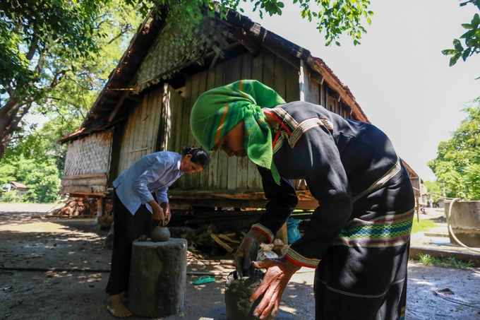 Cách hồ Lăk chưa đầy 10 km là xã Yang Tao, nơi duy nhất ở Tây Nguyên còn lưu giữ nghề gốm cổ của người M'nông Rlăm. Tại đây, du khách có thể tìm hiểu về nghệ thuật làm gốm thủ công cũng như mua các sản phẩm từ gốm về làm quà với giá cả phải chăng. Cách hồ Lăk chưa đầy 10 km là xã Yang Tao, nơi duy nhất ở Tây Nguyên còn lưu giữ nghề gốm cổ của người M'nông Rlăm. Tại đây, du khách có thể tìm hiểu về nghệ thuật làm gốm thủ công cũng như mua các sản phẩm từ gốm về làm quà với giá cả phải chăng.