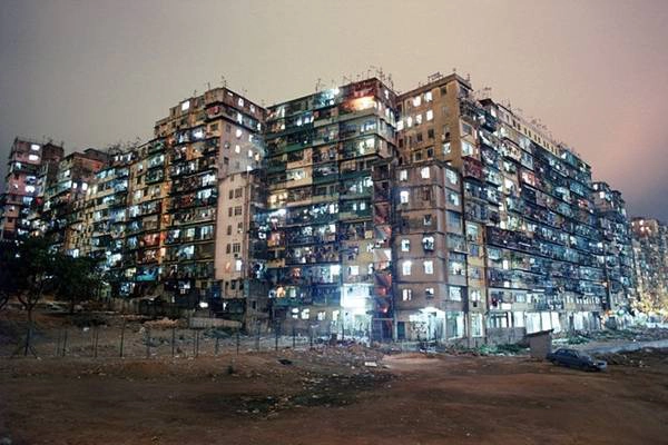 Nằm ở phía bắc đảo Hong Kong, Kowloon Walled City là một tổ hợp gồm 300 tòa nhà kết nối với nhau.