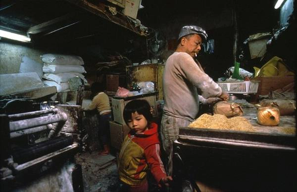 Hui Tuy Choy mở xưởng sản xuất mì từ năm 1965 do giá thuê nhà xưởng thấp và không yêu cầu phải có chứng chỉ của Cục Lao động