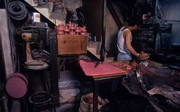Xưởng sản xuất cao su này do 2 người đàn ông vận hành toàn bộ.