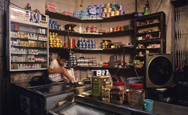 Nơi bán hàng tạp hóa biến thành phòng khách hoặc phòng học cho trẻ con sau khi hết giờ làm việc.
