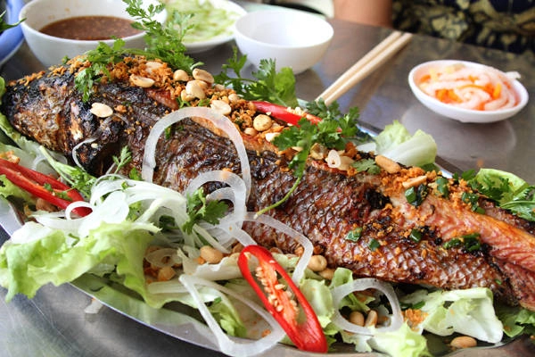 Cá lóc đồng nướng trui là món ngon mà bạn không nên bỏ qua khi đến đây Cá lóc đồng nướng trui là món ngon mà bạn không nên bỏ qua khi đến đây