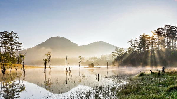 Bình minh trong lòng hồ Tuyền Lâm - Ảnh: Mai Vinh Bình minh trong lòng hồ Tuyền Lâm - Ảnh: Mai Vinh