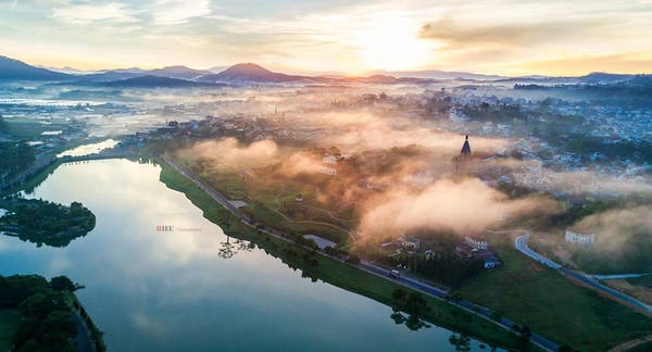 Đà Lạt đẹp mê hồn trong cái aSau giấc ngủ dài của một đêm lạnh, cả thành phố dịu dàng đón chào ngày mới bằng một không gian xanh mướt, lãng đãng từng lớp sương mỏng mảnh hòa với mây trắng bồng bềnh.khoảnh khắc đợi chờ ánh bình minh của buổi tinh mơ, đẹp cả khi từ trung tâm thành phố đến vùng đất ngoại ô đều chìm trong làn sương mỏng manh bảng lảng trong gió.