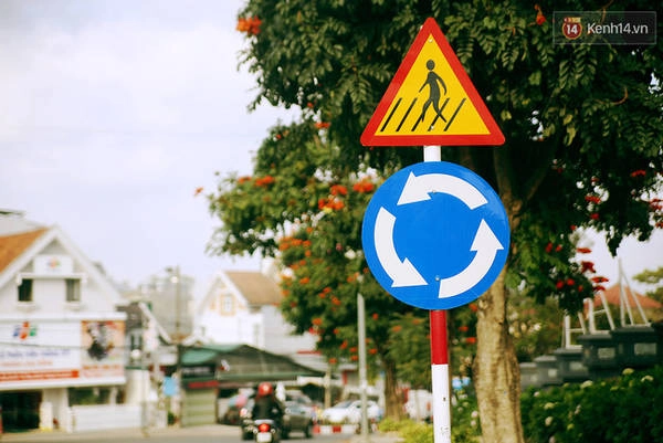 ... cho đến đoạn bùng binh thì trên các con phố vẫn không thấy bóng dáng của những chiếc đèn giao thông đâu cả. ... cho đến đoạn bùng binh thì trên các con phố vẫn không thấy bóng dáng của những chiếc đèn giao thông đâu cả.