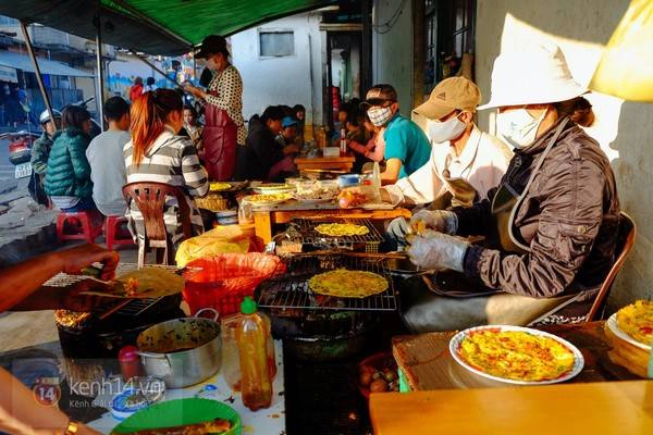 Ngồi thưởng thức món bánh tráng nướng nóng hổi giữa một nơi se lạnh như Đà lạt là tuyệt vời. (Ảnh: Internet). Ngồi thưởng thức món bánh tráng nướng nóng hổi giữa một nơi se lạnh như Đà lạt là tuyệt vời. (Ảnh: Internet).