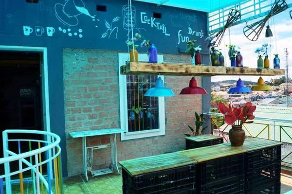 Đến với Đà Lạt Note Hostel bạn không chỉ được nghỉ ngơi trong một không gian vô cùng ấm áp giữa tiết trời se se lạnh của thành phố Đà Lạt mà còn thưởng thức nhiều loại nước uống ngon tuyệt ở quầy bar hoặc nhâm nhi ly rượu ngắm cảnh trên quầy rượu trên tầng thượng, rất thú vị đấy nhé các bạn! Ảnh: FB Dalat Note Hostel