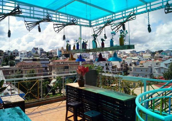 Để tìm chính xác nơi “ẩn náu” của Đà Lạt Note Hostel, từ Hồ Xuân Hương, bạn di chuyển đến đường Bùi Thị Xuân, sau đó sẽ thấy con đường Thông Thiên Học. Ảnh: FB Dalat Note Hostel