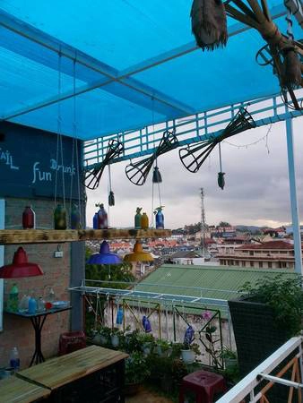 Tách biệt khỏi phố xá ồn ào, Đà Lạt Note Hostel trả lại cho bạn một bầu không khí trong lành, bình yên với một căn nhà vừa “bụi” vừa “cổ kính”. Ảnh: FB Dalat Note Hostel
