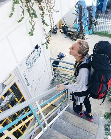 Đà Lạt Note Hostel được thiết kế khá dễ thương, từ lối đi cho tới sân thượng đều bắt mắt với những chiếc bình hoa đủ màu xanh, đỏ, tím, vàng. Ảnh: instagram mathildanilsson
