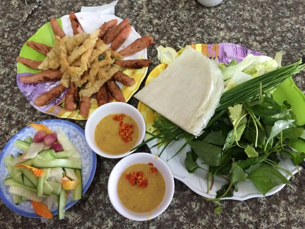Nem cuốn với bánh tráng, rau sống, dưa chua và bánh tráng chiên giòn, chấm nước tương đậu phụng... Nem cuốn với bánh tráng, rau sống, dưa chua và bánh tráng chiên giòn, chấm nước tương đậu phụng...