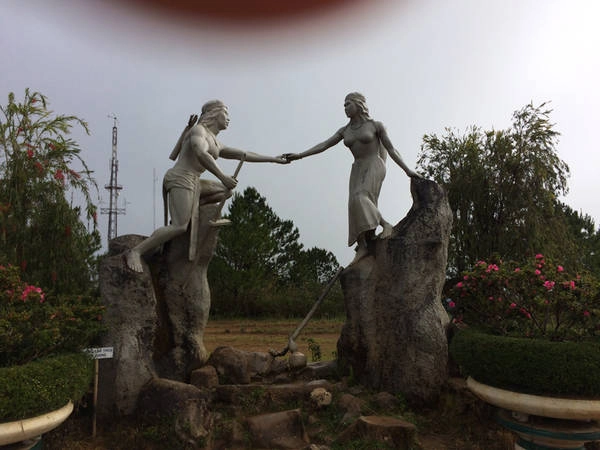 Tượng chàng Lang và nàng Biang trên đỉnh Lang Biang. Tượng chàng Lang và nàng Biang trên đỉnh Lang Biang.
