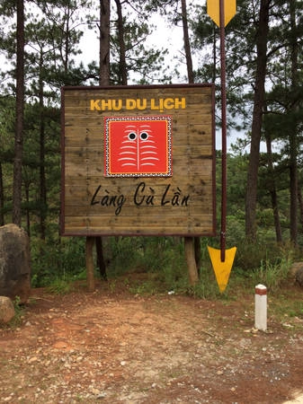 Làng Cù Lần hấp dẫn tôi ngay từ cái tên. Làng Cù Lần hấp dẫn tôi ngay từ cái tên.