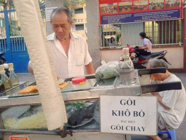 Chân dung chú bán gỏi bò.