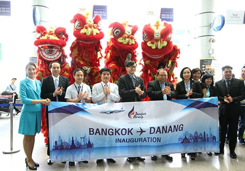  Lãnh đạo Sở Du lịch Đà Nẵng và đại diện phía Thái Lan tại lễ đón chuyến bay đầu tiên Đà Nẵng - Bangkok. Ảnh: Nguyễn Đông.