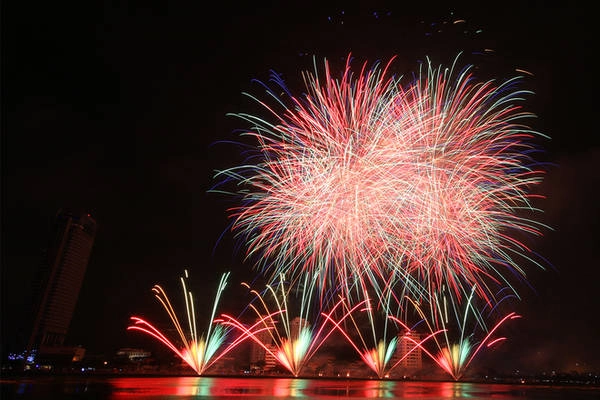 Theo ngành du lịch Đà Nẵng, dịp này ước tính khoảng 50.000 du khách đã đến Đà Nẵng chiêm ngưỡng "tiệc pháo hoa".