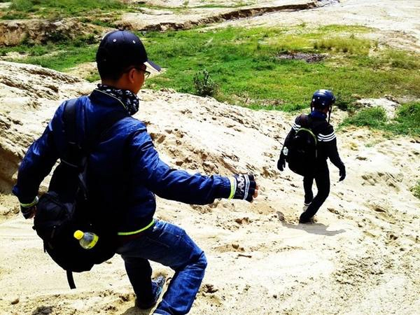 Bên cạnh hồ có những cồn cát lớn và những bãi đá, nơi ta có thể phóng tầm mắt quan sát toàn cảnh lòng hồ Trị An. Cảnh vật cũng hết sức nên thơ và hùng vĩ. Bên cạnh hồ có những cồn cát lớn và những bãi đá, nơi ta có thể phóng tầm mắt quan sát toàn cảnh lòng hồ Trị An. Cảnh vật cũng hết sức nên thơ và hùng vĩ.