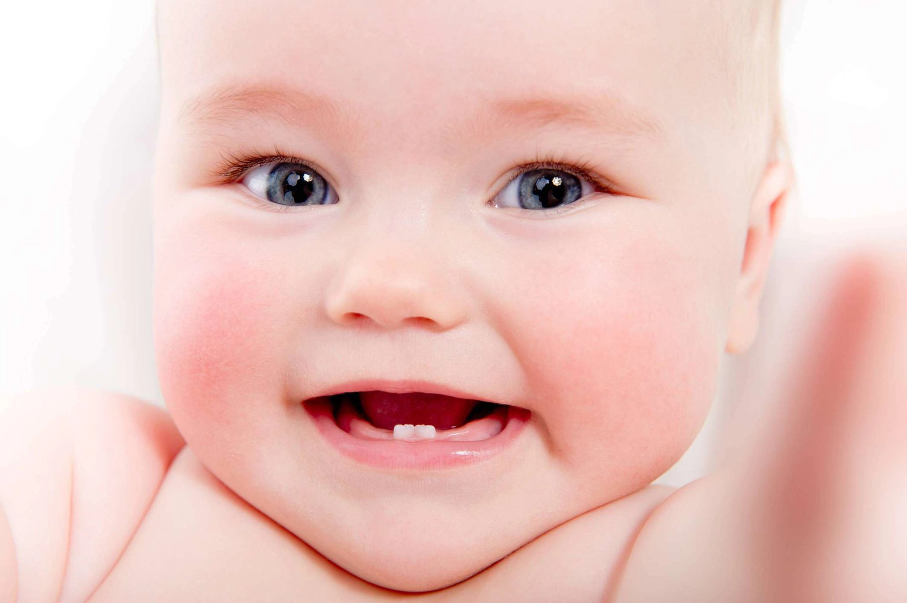 Mọc răng là một trong những nguyên nhân khiến trẻ bị sốt, quấy khóc