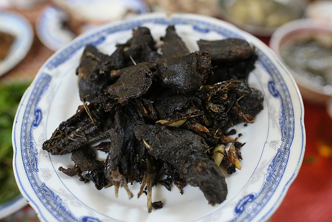 Món chuột nướng ăn ngon nhất khi còn nóng và ngồi quanh bếp lửa uống cùng rượu. Món chuột nướng ăn ngon nhất khi còn nóng và ngồi quanh bếp lửa uống cùng rượu.