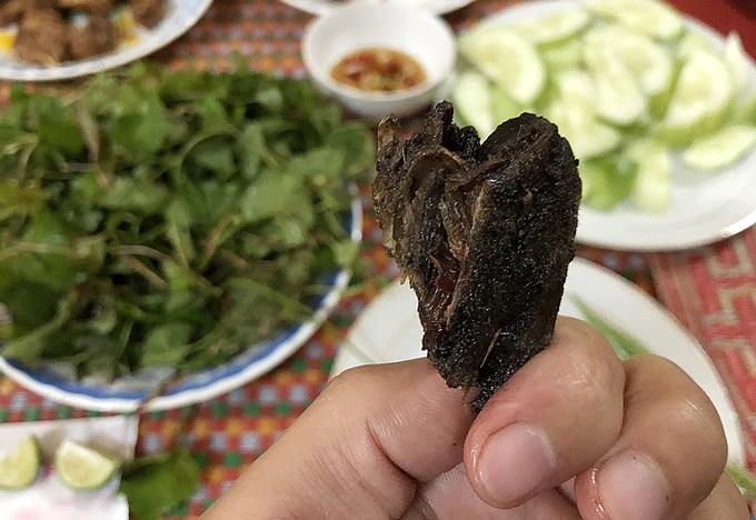 Thịt chuột khi ăn có mùi thơm, dai, vị hơi đắng, xương giòn, da giòn. Thịt chuột khi ăn có mùi thơm, dai, vị hơi đắng, xương giòn, da giòn.