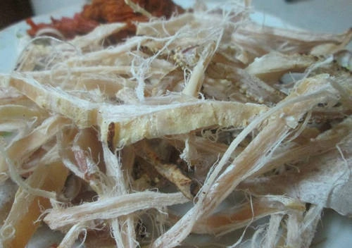 Mực khô nướng than, đập dập rồi xé nhỏ chấm tương ớt là món ngon khó cưỡng ở Đồ Sơn. Ảnh: Lê Na.