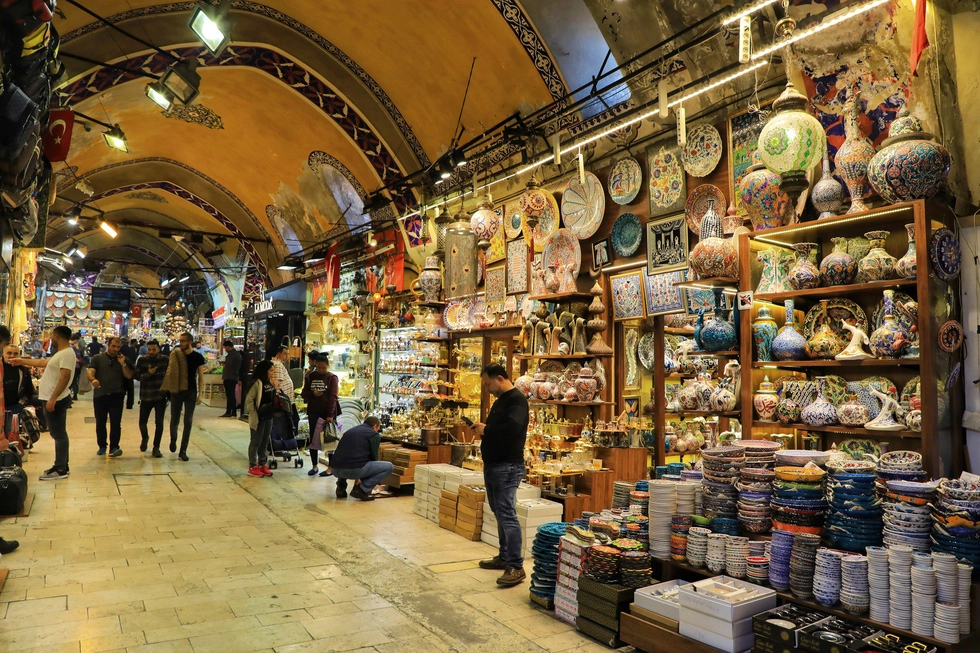 Một dãy bán đồ gồm trong chợ Grand Bazaar. Ngay trên đường phố Istabul, bạn cũng dễ dàng bắt gặp nhiều sản phẩm gốm vẽ tay, từ miếng lót ly, tới đồ đựng nến, ly cốc... với giá cả dễ chấp nhận. Đừng bỏ qua, bởi có thể trên cả hành trình, bạn không thể tìm lại sản phẩm tương tự