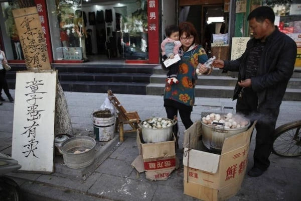 Món ăn lạ lùng này có lịch sử lâu đời và được công nhận là một phần trong “di sản văn hóa phi vật thể” ở Đông Dương vào năm 2008. Ảnh: Reuters.
