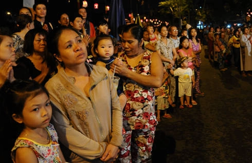 Thời tiết Sài Gòn khá thuận lợi, sau cơn mưa lớn, trời mát, thu hút nhiều người dân xem lễ rước.