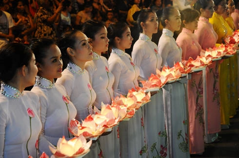 Khung cảnh lễ hội