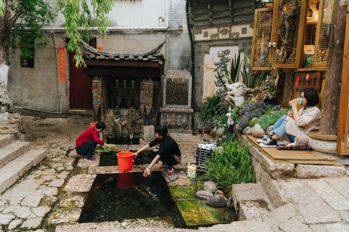 Theo Hiếu, du khách nên ở homestay để tiết kiệm chi phí, đồng thời tìm hiểu cuộc sống gia đình người dân. Tất cả các homestay ở đây đều có thiết kế khác nhau, với giá khoảng 120 CNY (400.000 đồng) một phòng. 