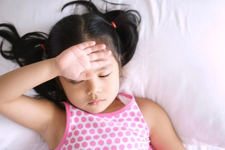 Trẻ tăng nhịp tim kèm lồi mắt