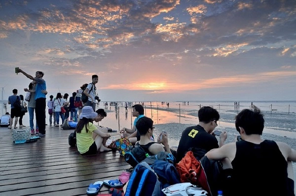 Cây cầu nổi bằng gỗ kéo dài từ bờ ra xa là điểm dừng chân quen thuộc của nhiều người khi thủy triều lên cao - Ảnh: Gaomei Cây cầu nổi bằng gỗ kéo dài từ bờ ra xa là điểm dừng chân quen thuộc của nhiều người khi thủy triều lên cao - Ảnh: Gaomei