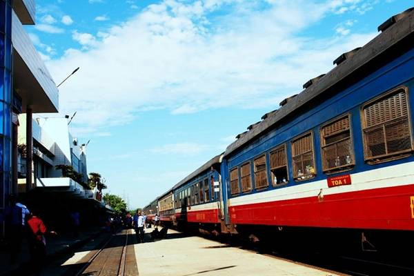 Chúng mình đi nhiều nơi và nhận ra Việt Nam mình nhiều chỗ đẹp, từ Ninh Thuận, Nha Trang, Phú Yên hay Phú Quốc… Vậy mà lần này đến Quy Nhơn, bọn mình lại cảm thấy mọi điều dường như rất khác, từ cảnh vật đến cả tình người. Từ TP HCM chúng mình đi xe lửa để đến ga Diêu Trì (nên đi từ 18h hôm trước thì đến 7h hôm sau sẽ đến), rồi đi taxi hoặc xe bus vào trung tâm thành phố Quy Nhơn. 