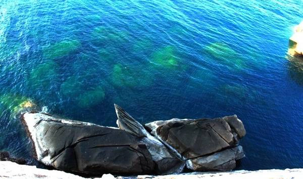 Khoảng 5h, các bạn xuống núi rồi ra biển chơi, nên đi dép và mặc áo phao. Ở Nha Trang phải lặn xuống mới thấy san hô thì ở đây, các bạn chỉ cần đi bộ và nhìn xuống là đã thấy rồi. San hô ngập tràn, ở mọi nơi, đủ các loại màu sắc, hình dạng. Trời tối các bạn trở về nhà là có sẵn đồ ăn. Các loại ốc, ghẹ, cá, hàu… nướng, nấu cháo. Cô nấu ăn rất ngon. Muốn ăn gì các bạn cứ dặn cô chuẩn bị. Ở đảo thường buổi tối vắng vẻ do ít dân và không có nhiều dịch vụ giải trí. Nhưng các bạn yên tâm, đã có chú Sơn, đảm bảo các bạn sẽ không thể buồn chán được cho dù bạn đi nhóm đông hay ít người. Vừa ăn, vừa uống bia, đàn hát… và thêm tiết mục karaoke nữa, chú sẽ mở cho các bạn hát thoải mái, chỉ sợ các bạn mệt quá không hát nổi nữa thôi.