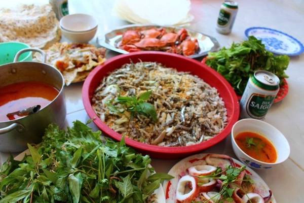 Trưa về, được cô chú cho ăn một bữa thật tuyệt vời, tươi, ngon và rất vui... 14h, bọn mình lên tàu trở lại Quy Nhơn để về TP HCM lại. Tạm biệt cô chú mà bịn rịn, thật không nỡ rời, con người thân thiện, nhiệt tình và hết sức đáng yêu. Cả chuyến đi 3 ngày 3 đêm, mỗi người chỉ tốn 1,6 triệu đồng kể cả tiền xe.