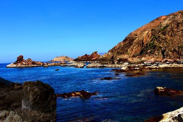 Từ thành phố Quy Nhơn đến Kỳ Co khoảng 20 km, đường dễ đi và có biển chỉ dẫn. Eo Gió có nhiều mỏm đá, các bạn có thể ngồi, nằm các kiểu để nghỉ ngơi. Gió mát, nước siêu sạch, không khí trong lành. Đến đây các bạn nên mang theo đồ bơi. Nước rất trong và mát, ngồi trên đá có thể nhìn ngắm cá, hay san hô ở gần.