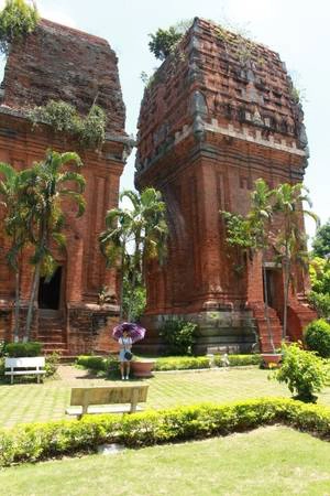 Sáng ngày thứ 2, chúng tôi dậy sớm để đi ăn bánh hỏi cháo lòng, sau đó đi tham quan Tháp Đôi, với 8.000 đồng phí tham quan.