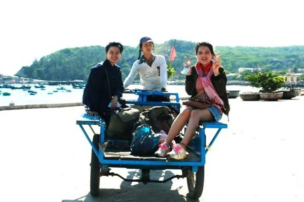 Khoảng 10h, chúng tôi dọn hành lý, trả phòng và chuẩn bị đi Cù Lao Xanh. Để đi Cù Lao Xanh, các bạn đến cảng Quy Nhơn, tìm tàu Nhơn Châu. Một ngày có hai chuyến là 7h30 và 12h30. Vé tàu là 20.000 đồng một người. Ai say sóng nên uống thuốc, vì tàu đi khoảng 2 tiếng mới ra đến đảo. 