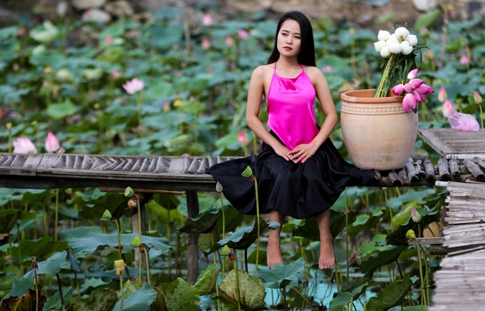 Để có thêm những bức ảnh đẹp, khách có thể thuê áo yếm, áo dài, khăn đóng... ngay tại đầm với giá 50.000 - 70.000 đồng. Để có thêm những bức ảnh đẹp, khách có thể thuê áo yếm, áo dài, khăn đóng... ngay tại đầm với giá 50.000 - 70.000 đồng.