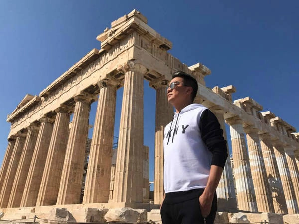 Một trong những điểm dừng chân được Đàm Vĩnh Hưng quan tâm nhất là thành phố Athens (Hy Lạp) với hai di tích từ thời cổ đại là thành cổ Acropolis và đền thờ Parthenon. Chúng được xây dựng vào thế kỷ 5 trước Công nguyên và được mệnh danh là thành tựu kiến trúc vĩ đại bậc nhất của nhân loại. Mr Đàm chia sẻ, từ thời đi học, anh đã được biết đến ngôi đền Parthenon qua sách vở nhưng khi chứng kiến tận mắt mới thấy hết sự hoành tráng đáng kinh ngạc. Từ cách đây hàng nghìn năm, người ta đã có thể vận chuyển những phiến đá cẩm thạch trắng khổng lồ để xây dựng nên kỳ quan "đẹp kinh khủng" này.