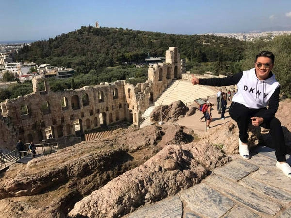 Phía dưới chân ngôi đền Parthenon là thành cổ Acropolis cũng có tuổi đời hàng thiên niên kỷ, chứng kiến bao thăng trầm biến động của lịch sử. Thành cổ được xây dựng để tôn thờ vị thần hộ mệnh của thành phố - nữ thần Athena Parthenos. Sau nhiều lần bị phá hủy và phục dựng, ngày nay, du khách có thể chiêm ngưỡng nhiều phần còn sót lại một thời vàng son của nền văn minh Hy Lạp.