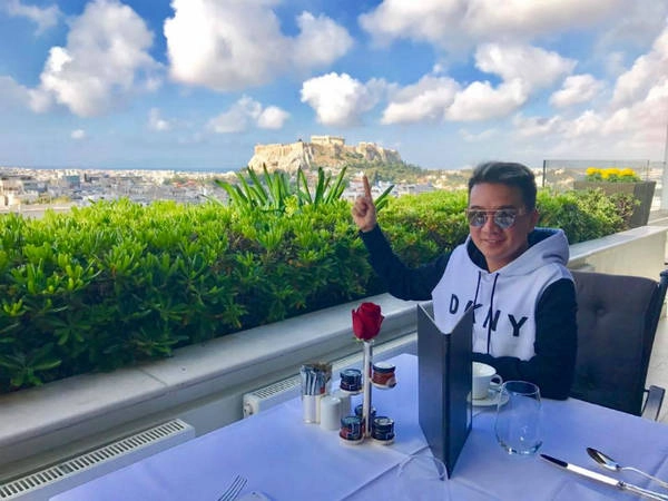Với khí hậu ấm áp quanh năm, khung cảnh thiên nhiên tươi đẹp và hàng loạt công trình kiến trúc đền cổ độc đáo, Athens là điểm đến hút hồn những du khách trót say mê các câu chuyện thần thoại của thế giới cổ đại.