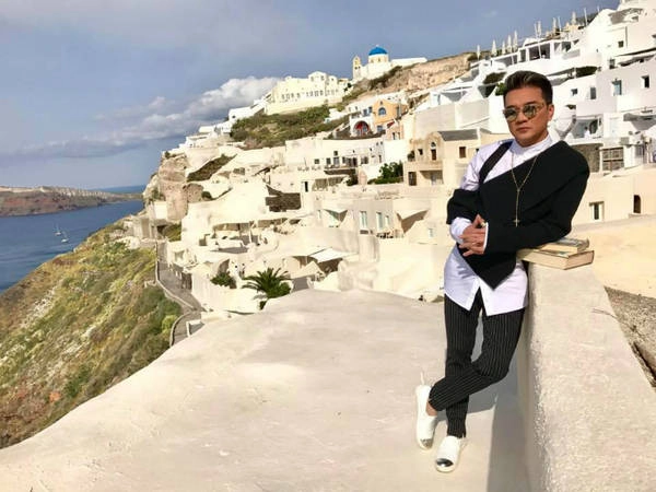 Từ lâu, Santorini được biết đến là thiên đường nghỉ dưỡng nổi tiếng nhất ở Nam Âu, cách 200 km về phía Đông Nam phần đất liền của Hy Lạp. Santorini còn được mệnh danh là nơi ngắm hoàng hôn huy hoàng nhất thế giới. Hàng nghìn người đổ về đây mỗi ngày để chiêm ngưỡng cảnh tượng đẹp đến khó tin này. 