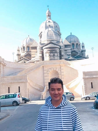 Mr Đàm viết: "Chúa ơi! Lần thứ hai thấy nhà thờ to và đẹp như thế này! Phải gọi là khủng khiếp! Hàng trăm năm trước mà người ta có thể lên được ý tưởng cho một tổng thể hài hoà trên một vị trí vô cùng tuyệt vời như thế. Cúi đầu bái phục. Lần nào vào nhà thờ thì tâm hồn và đầu óc bỗng nhiên sạch một cách lạ thường".